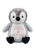 Grijs-witte pinguïn geboorteknuffel met de naam, voetjes en geboortedatum geborduurd op de buik.
