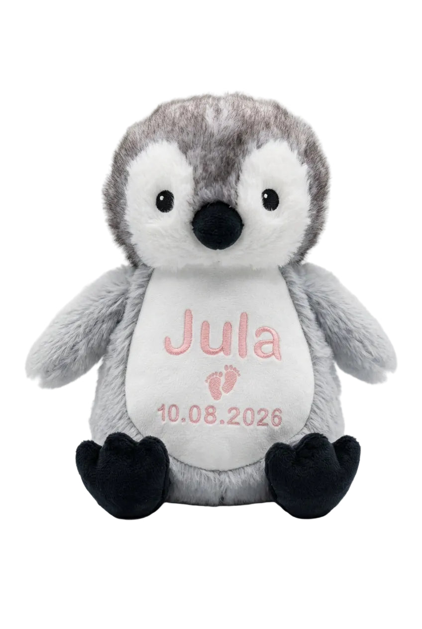 Grijs-witte pinguïn geboorteknuffel met de naam, voetjes en geboortedatum geborduurd op de buik.